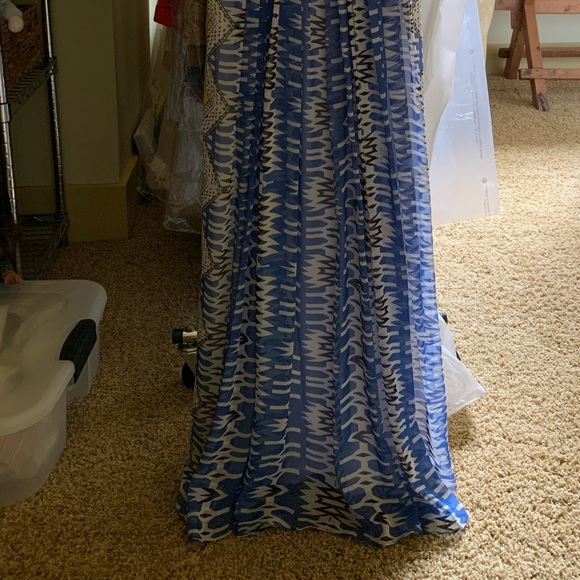 Detailed yet simple flowy dress - Picture 6 of 8